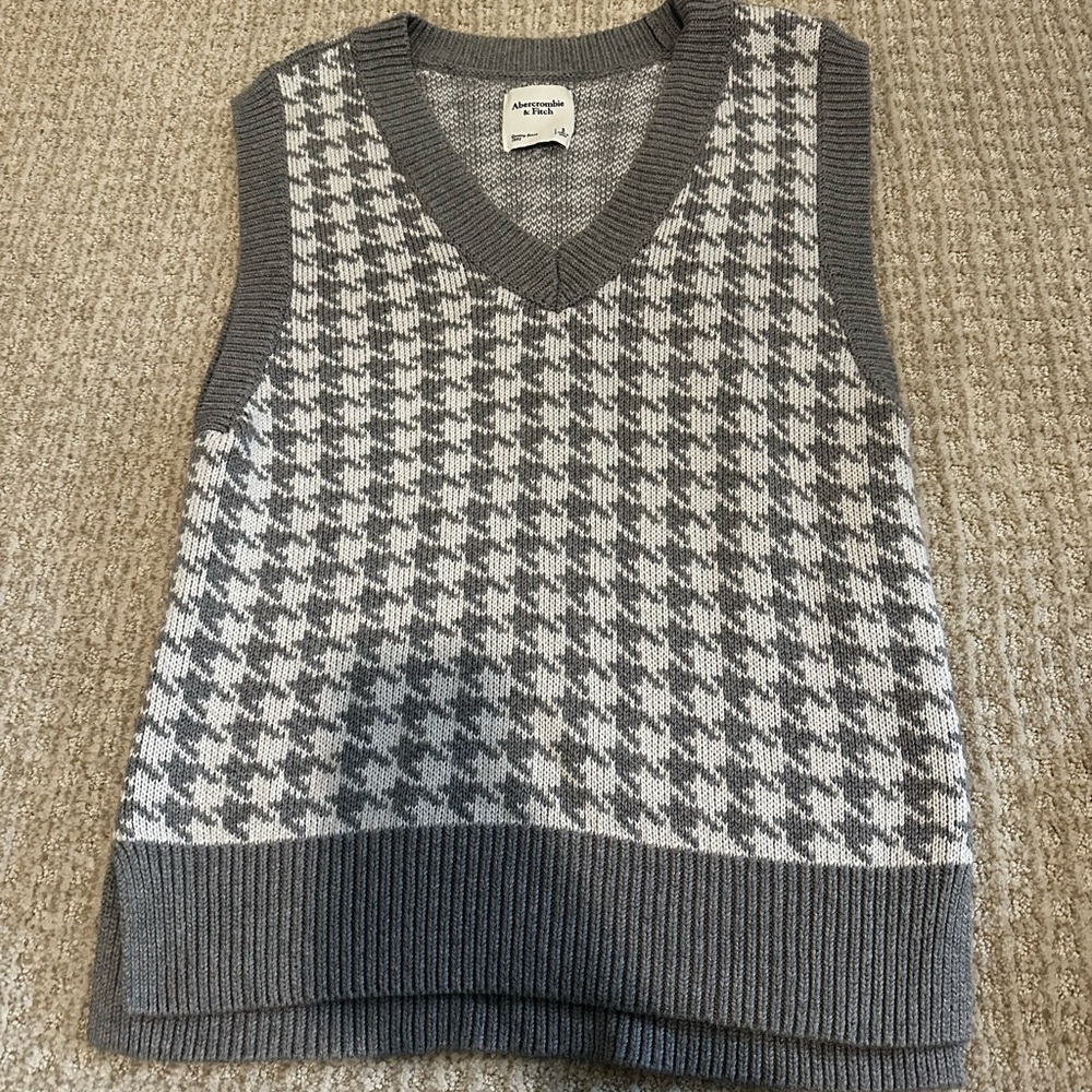 Abercrombie & Fitch Gray Knit Sweater Vest